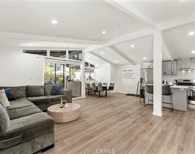 6413 Wystone - Photo Thumbnail 3