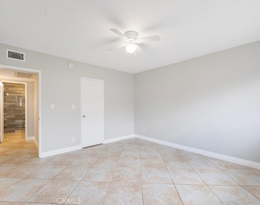 5328 Newcastle Avenue - Photo Thumbnail 10