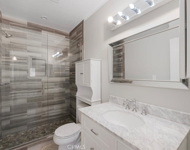 5328 Newcastle Avenue - Photo Thumbnail 7