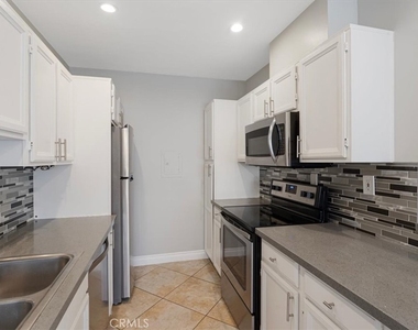 5328 Newcastle Avenue - Photo Thumbnail 4