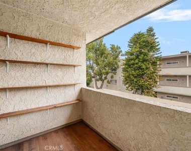 5328 Newcastle Avenue - Photo Thumbnail 6