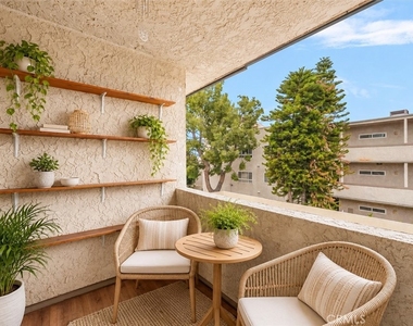 5328 Newcastle Avenue - Photo Thumbnail 5