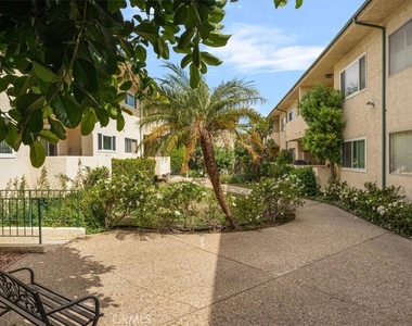 5328 Newcastle Avenue - Photo Thumbnail 14