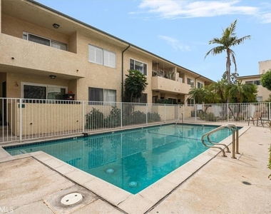 5328 Newcastle Avenue - Photo Thumbnail 13