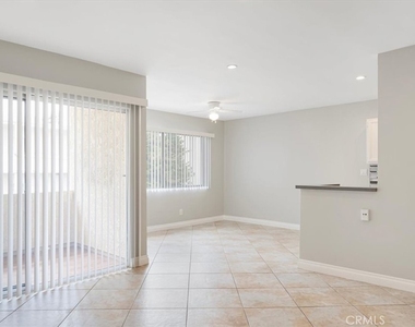 5328 Newcastle Avenue - Photo Thumbnail 2