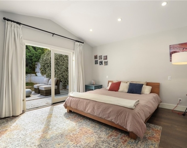1633 N Beverly Drive - Photo Thumbnail 12