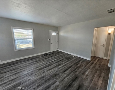 8844 Emerald Avenue - Photo Thumbnail 3