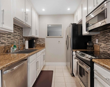 239 Ebony Avenue - Photo Thumbnail 10