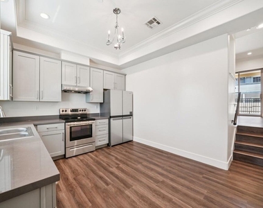 1406 S Alta Vista Avenue - Photo Thumbnail 3