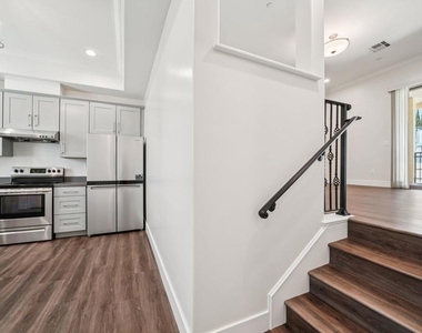 1406 S Alta Vista Avenue - Photo Thumbnail 5