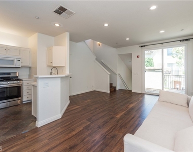 1905 Crescent Oak - Photo Thumbnail 4