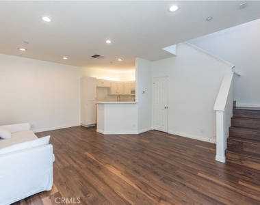 1905 Crescent Oak - Photo Thumbnail 3