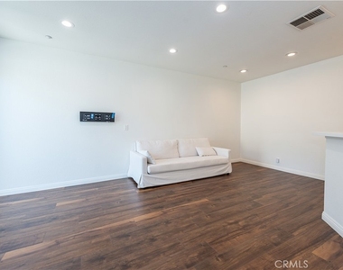 1905 Crescent Oak - Photo Thumbnail 2