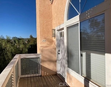 733 Vista Grande - Photo Thumbnail 3