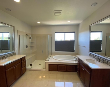 1837 Worthington Circle - Photo Thumbnail 8