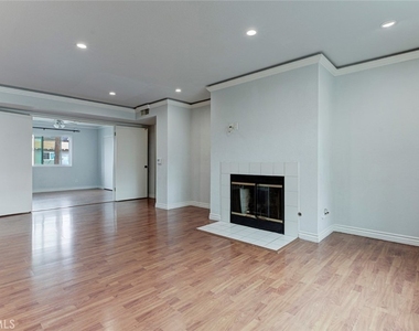 10119 Pinewood Avenue - Photo Thumbnail 2