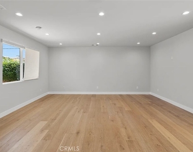 1525 N Screenland Drive - Photo Thumbnail 2