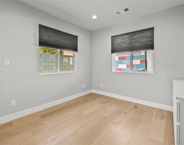 1525 N Screenland Drive - Photo Thumbnail 5
