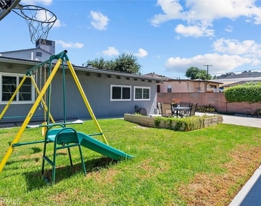 1525 N Screenland Drive - Photo Thumbnail 10