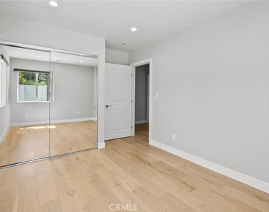 1525 N Screenland Drive - Photo Thumbnail 6