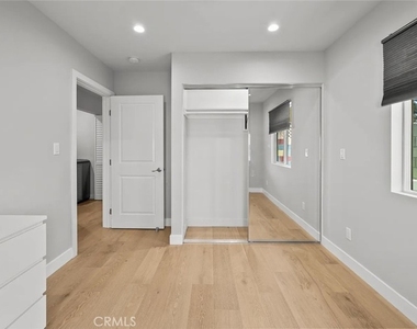 1525 N Screenland Drive - Photo Thumbnail 4