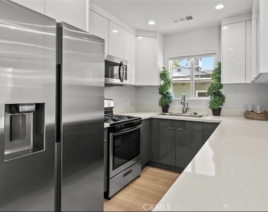 1525 N Screenland Drive - Photo Thumbnail 3