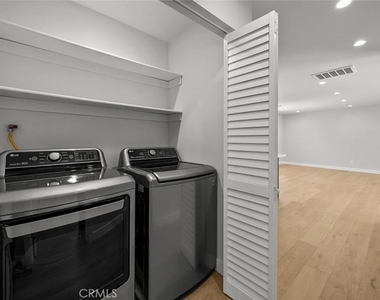 1525 N Screenland Drive - Photo Thumbnail 9