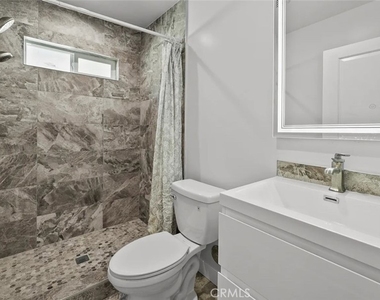1525 N Screenland Drive - Photo Thumbnail 7