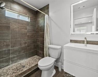 1525 N Screenland Drive - Photo Thumbnail 8
