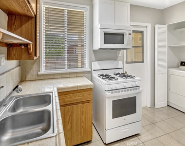 557 Rosemary Lane - Photo Thumbnail 16