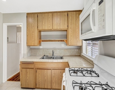 557 Rosemary Lane - Photo Thumbnail 15