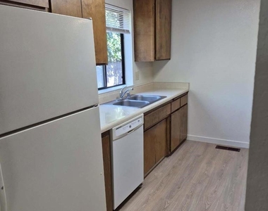 1678 E Street - Photo Thumbnail 4