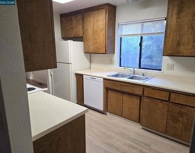 1678 E Street - Photo Thumbnail 5