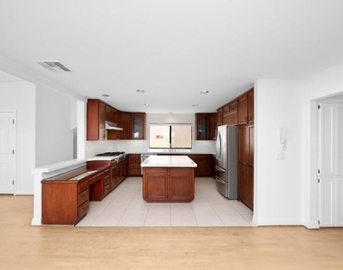 6206 Pacific Avenue - Photo Thumbnail 3