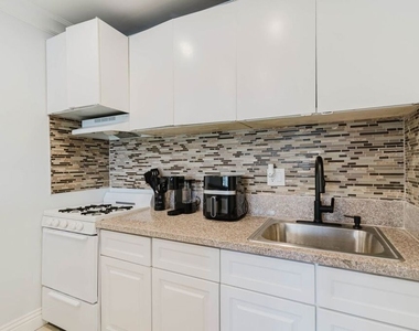 9031 Phyllis Avenue - Photo Thumbnail 4