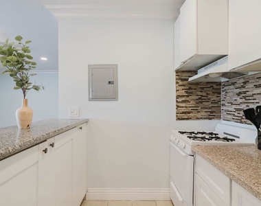 9031 Phyllis Avenue - Photo Thumbnail 5