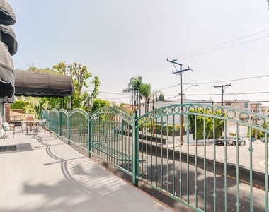 9031 Phyllis Avenue - Photo Thumbnail 15