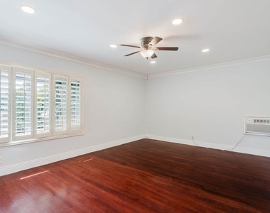 9031 Phyllis Avenue - Photo Thumbnail 3
