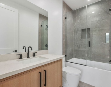 5917 Rhodes Avenue - Photo Thumbnail 30