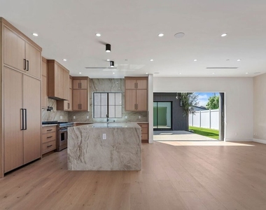 5917 Rhodes Avenue - Photo Thumbnail 11