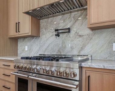 5917 Rhodes Avenue - Photo Thumbnail 17