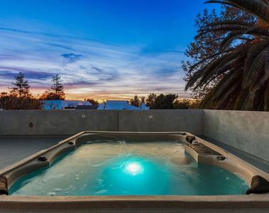 4806 Sylmar Ave Penthouse - Photo Thumbnail 10