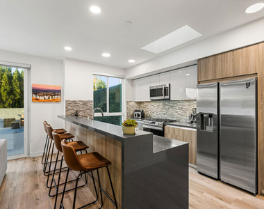 4806 Sylmar Ave Penthouse - Photo Thumbnail 4