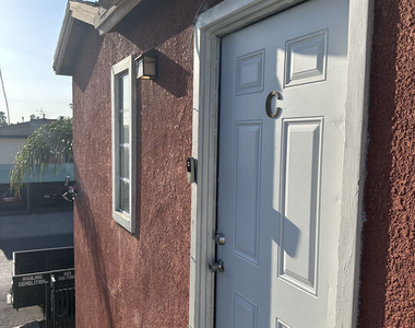 138 N Mariposa Avenue - Photo Thumbnail 1