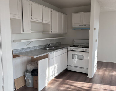138 N Mariposa Avenue - Photo Thumbnail 6