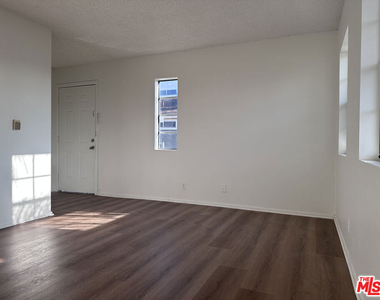 138 N Mariposa Avenue - Photo Thumbnail 3