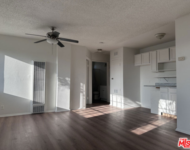 138 N Mariposa Avenue - Photo Thumbnail 4
