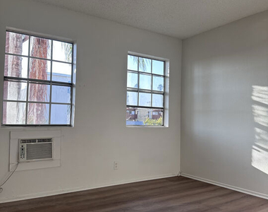 138 N Mariposa Avenue - Photo Thumbnail 7