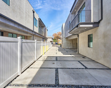 13928 Bessemer Street - Photo Thumbnail 4