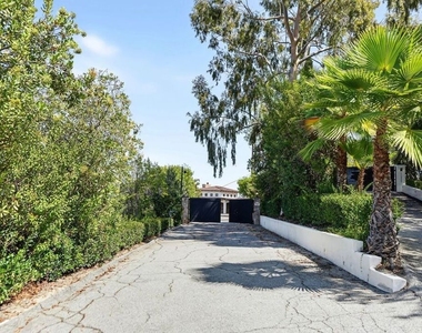 4550 Gable Drive - Photo Thumbnail 2
